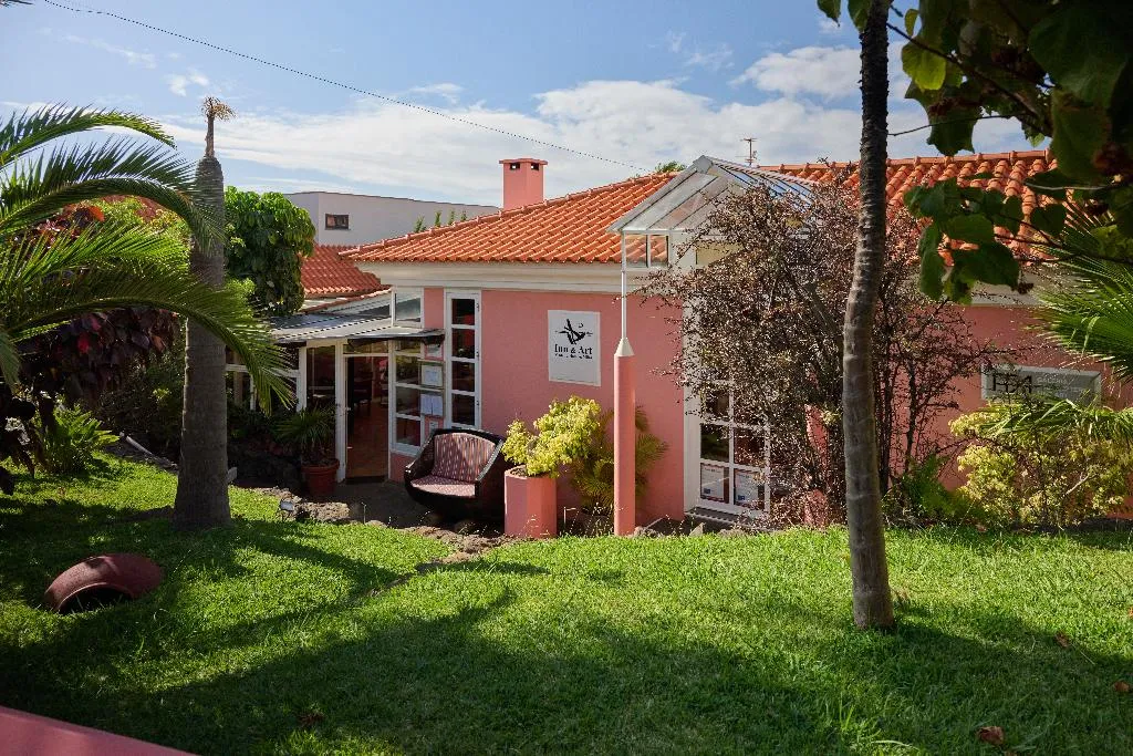 TRIPLE TWO BEDROOMS ONE BATHROOM Room, Inn & Art Hotel Gallery, Madeira