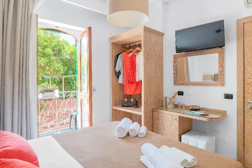 DOUBLE SUPERIOR GARDEN VIEW Room, Relais Francesca, Naples