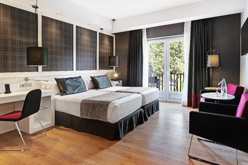 TRIPLE STANDARD Room, Catalonia Reina Victoria Hotel, Costa Del Sol
