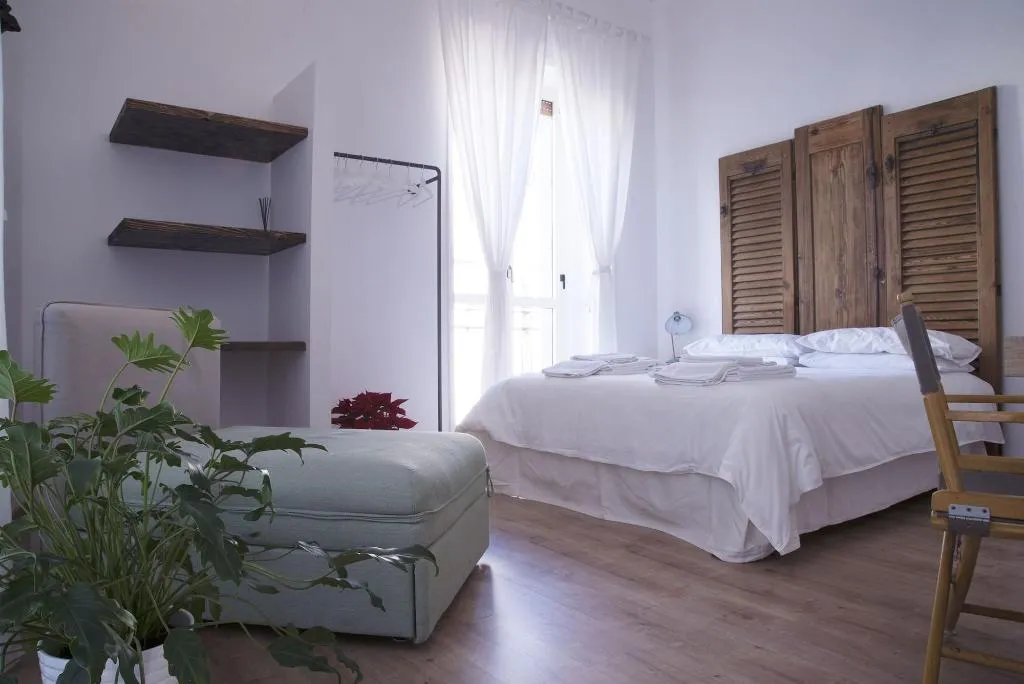 Room, B&B Università, Naples