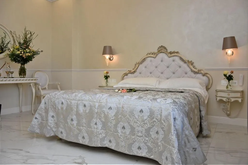DOUBLE CLASSIC QUEEN BED Room, The Moon Boutique Hotel, Florence