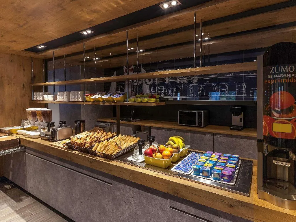 Sports and Entertainment, ibis budget Valencia Aeropuerto, Valencia