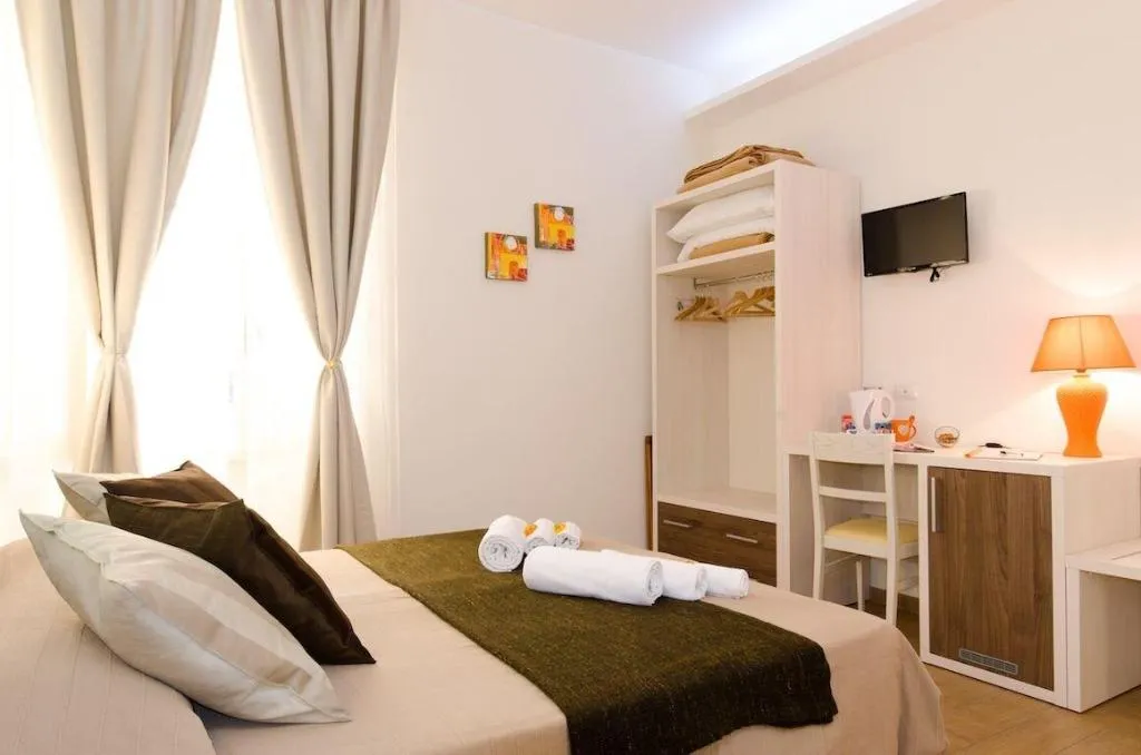 Room, Gemme Di Roma, Naples