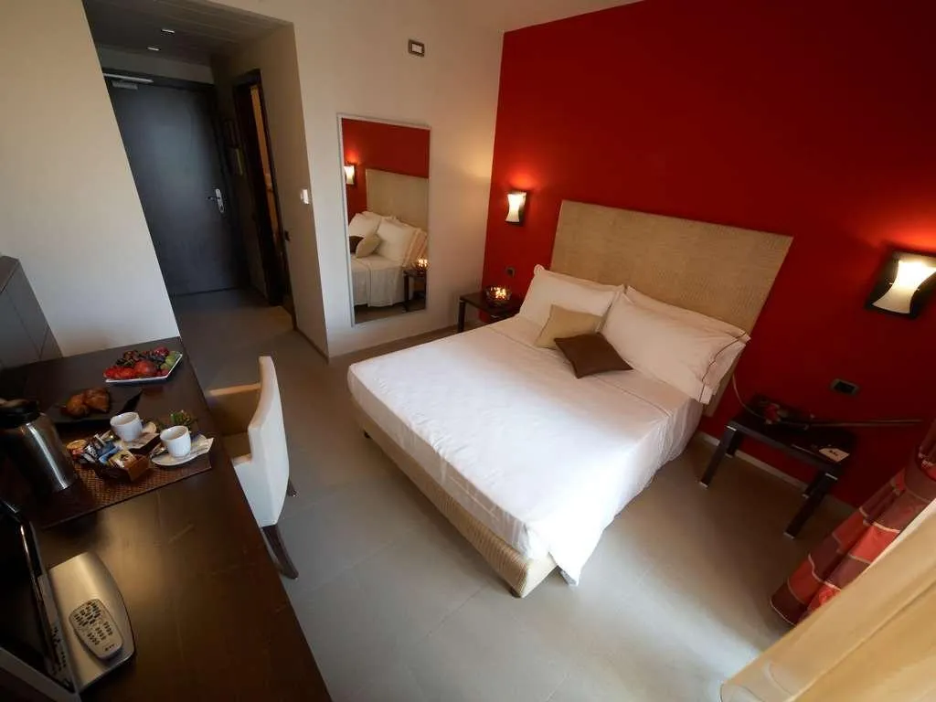 Room, Montini, Milan
