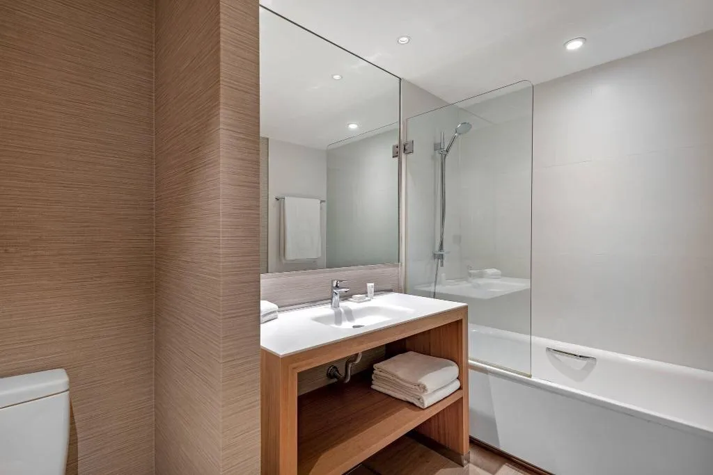 DOUBLE SUPERIOR KING BED Room, AC Barcelona Diagonal D'Illa, Barcelona