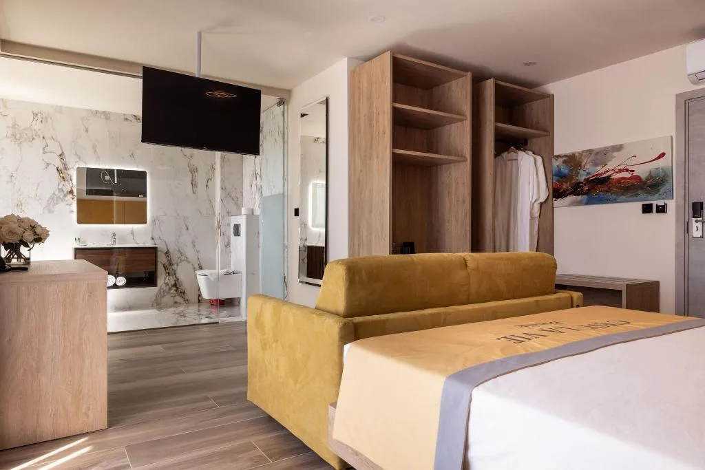 Room, C'est La Vie Boutik Swieqi, Malta