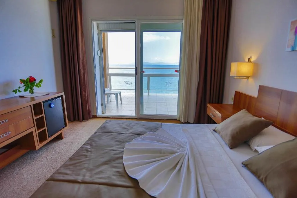 Room, Melis, Izmir