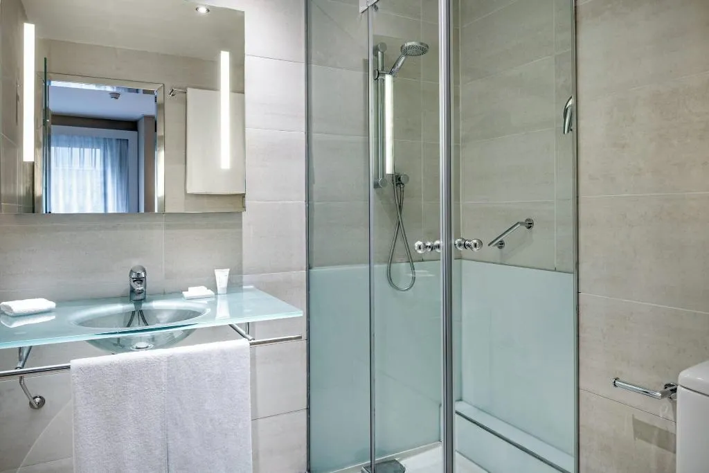 DOUBLE QUEEN SIZE BED Room, AC Barcelona Irla, Barcelona