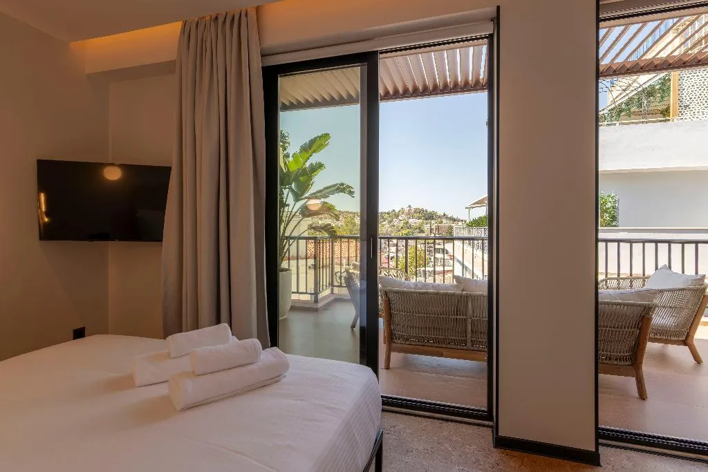 DOUBLE DELUXE QUEEN BED Room, Parea, Athens