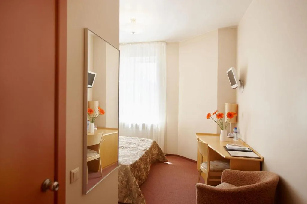 Room, Edvards, Riga