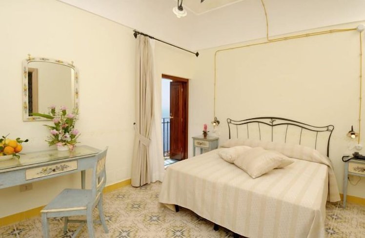 Locanda degli Dei, Naples