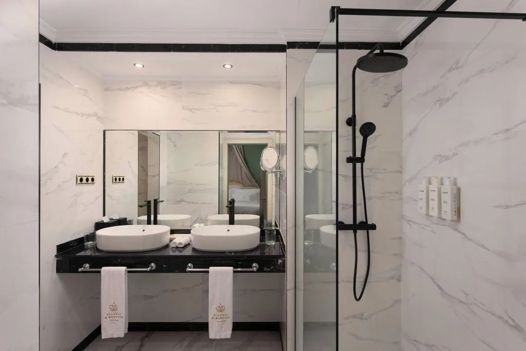 DOUBLE KING SIZE BED Room, Autograph Collection Eugenia de Montijo, Madrid