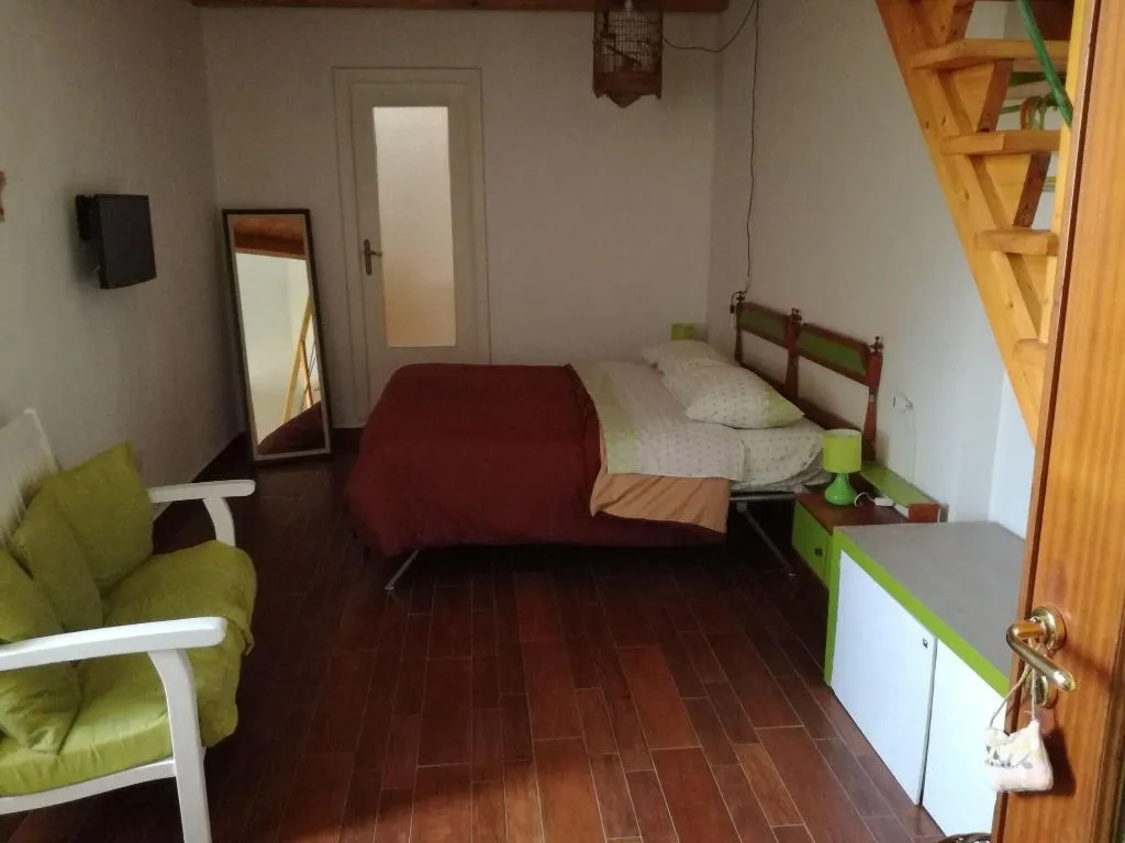Room, B&B PompeiLog, Naples