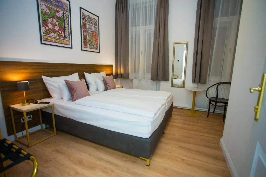 DOUBLE CLASSIC Room, Pension Central Self check in, Vienna