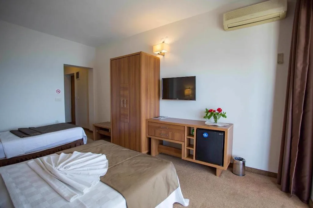 Room, Melis, Izmir