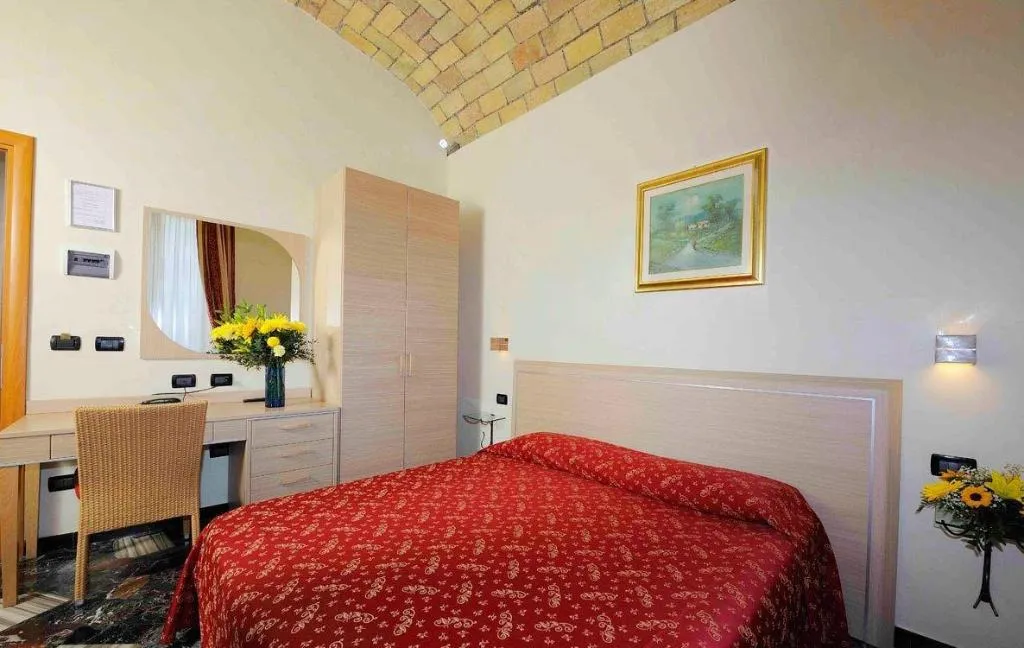 Room, Hotel Campidoglio, Naples