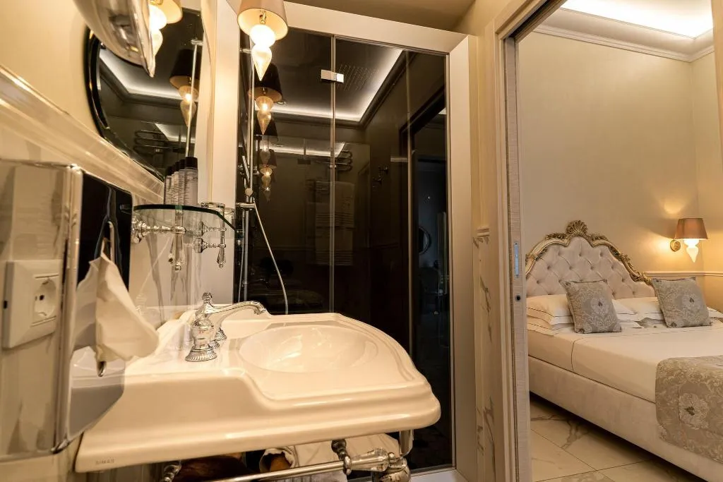 JUNIOR SUITE QUEEN SIZE BED Room, The Moon Boutique Hotel, Florence