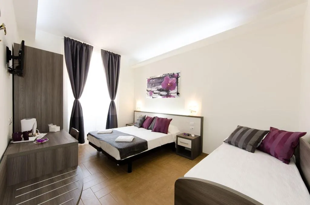 Room, Gemme Di Roma, Naples