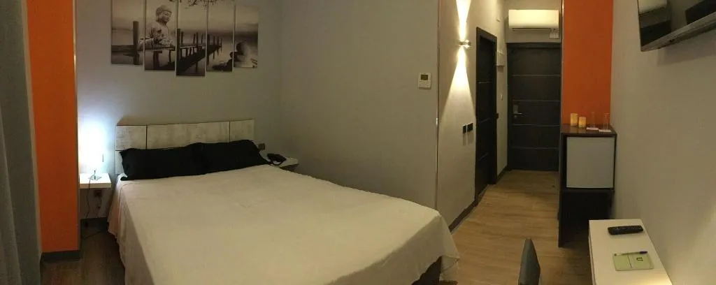 Room, H La Cabaña, Madrid