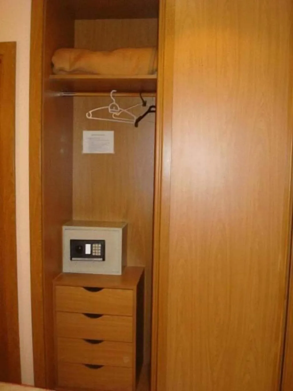 Room, Hostal Los Rosales, Madrid