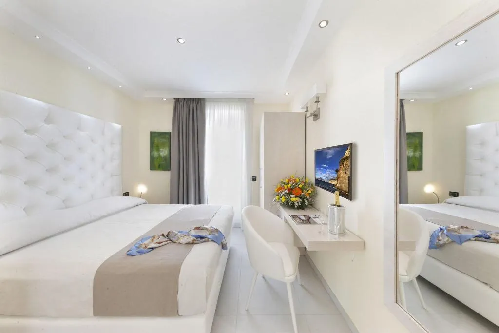 DOUBLE CLASSIC Room, Palazzo Tritone, Naples