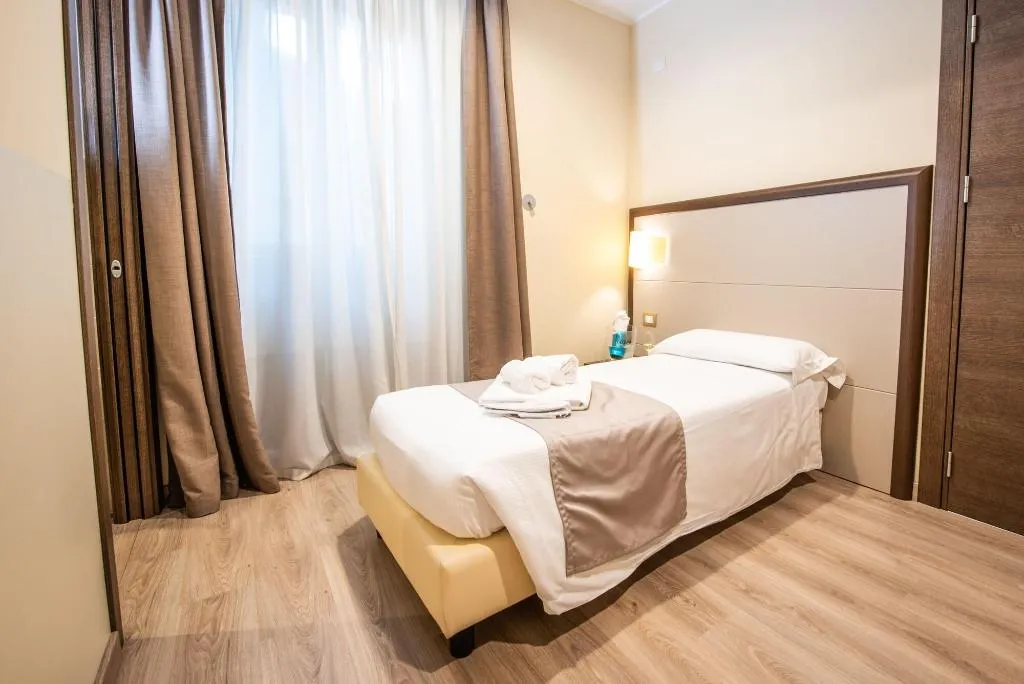 Room, Hotel Rosa, Milan