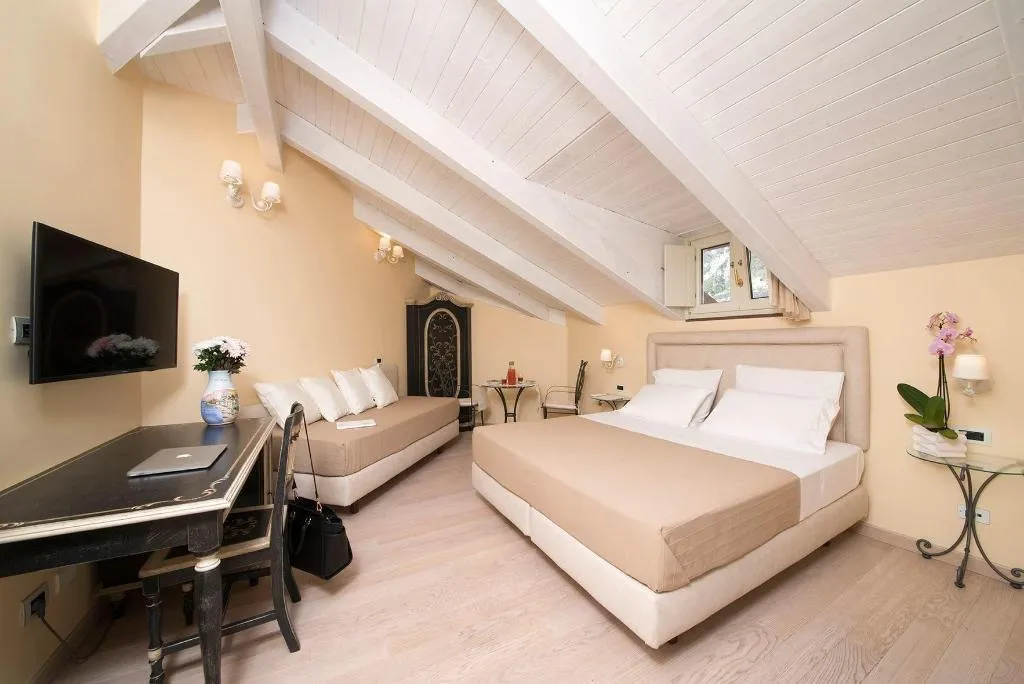Room, B B Villa Fabiana, Naples