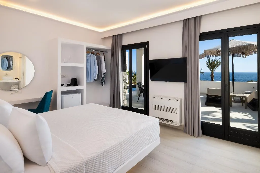 SUITE DELUXE WITH PRIVATE POOL Room, Palm Island Suites, Santorini