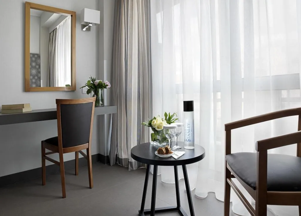 DOUBLE QUEEN SIZE BED Room, Stanley, Athens