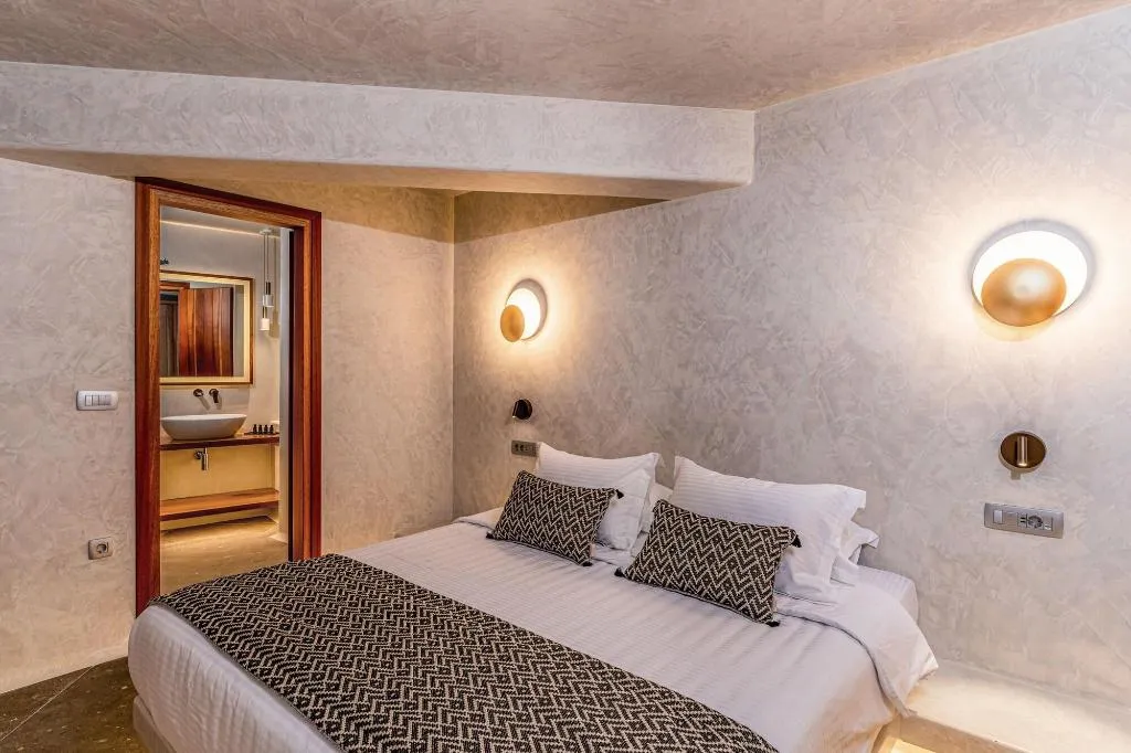 Room, Victoria Caves, Santorini
