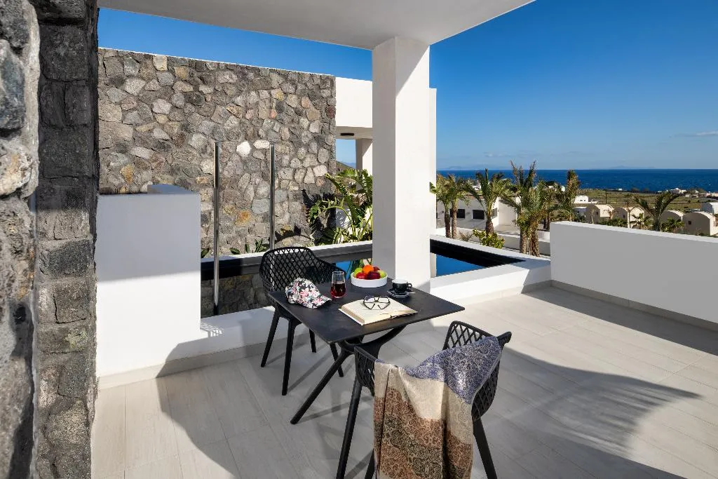 SUITE DELUXE WITH PRIVATE POOL Room, Palm Island Suites, Santorini