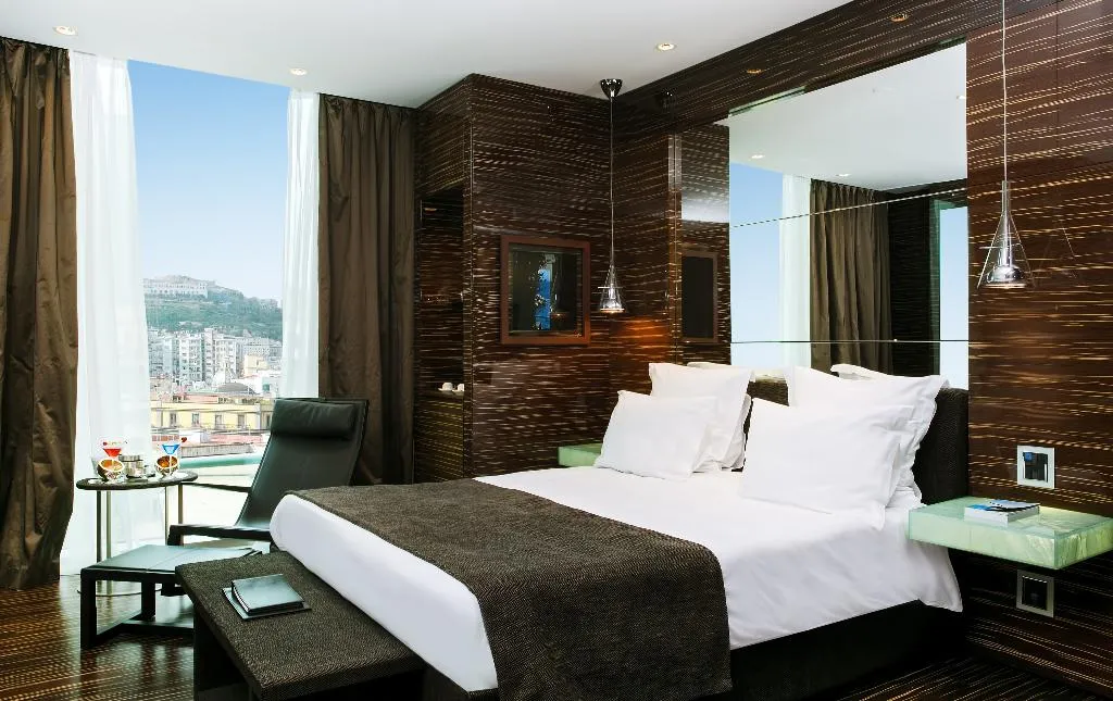 DOUBLE DELUXE HARBOUR VIEW Room, Romeo, Naples