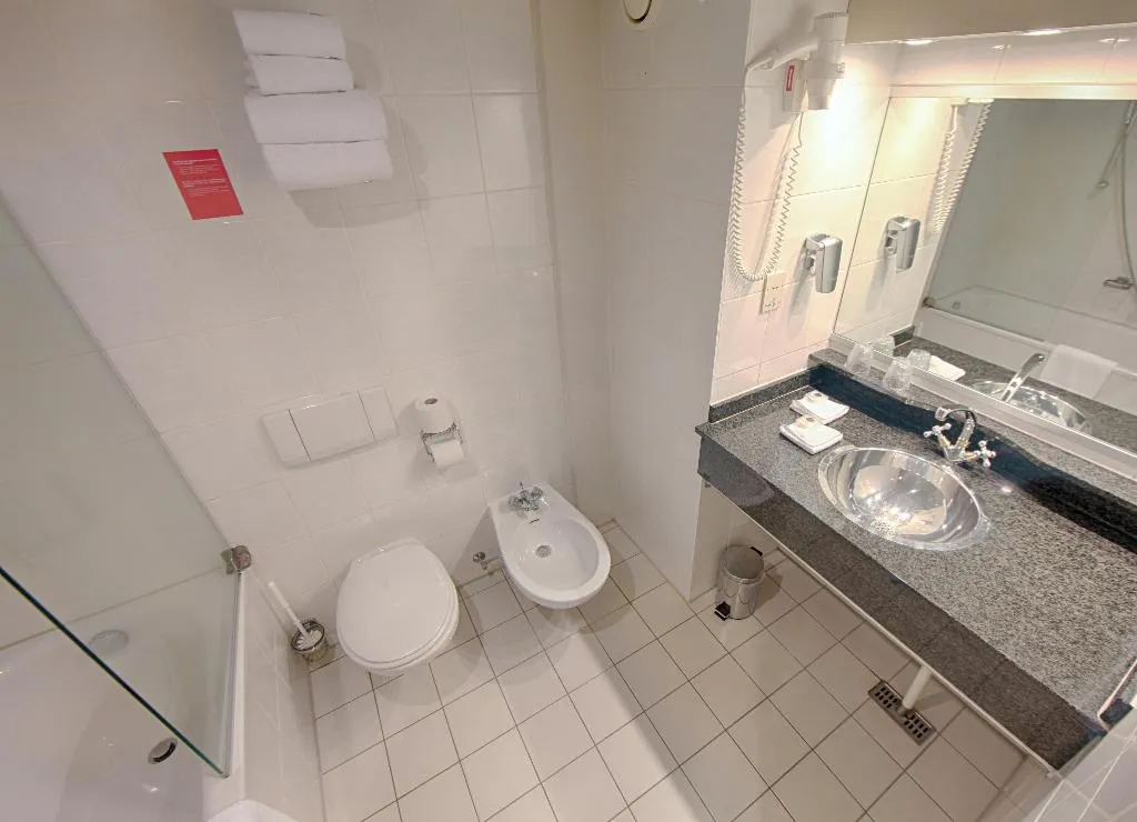 Double or Twin STANDARD Room, Leonardo Hotel Utrecht City Center, Amsterdam