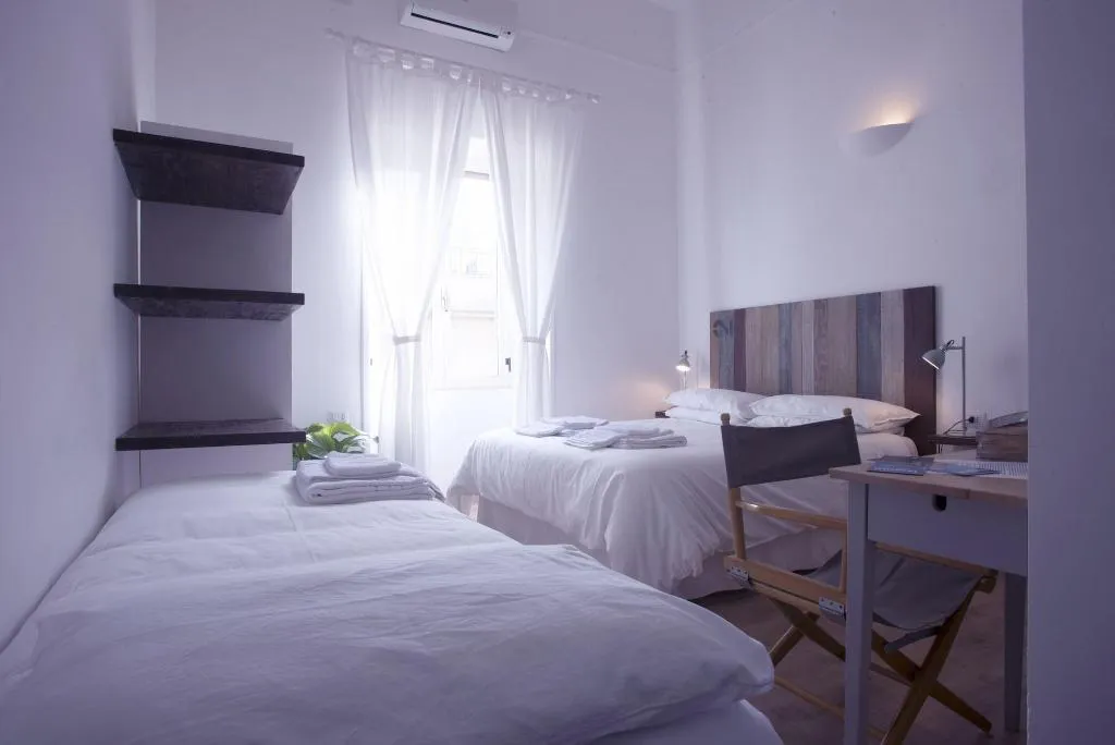 Room, B&B Università, Naples