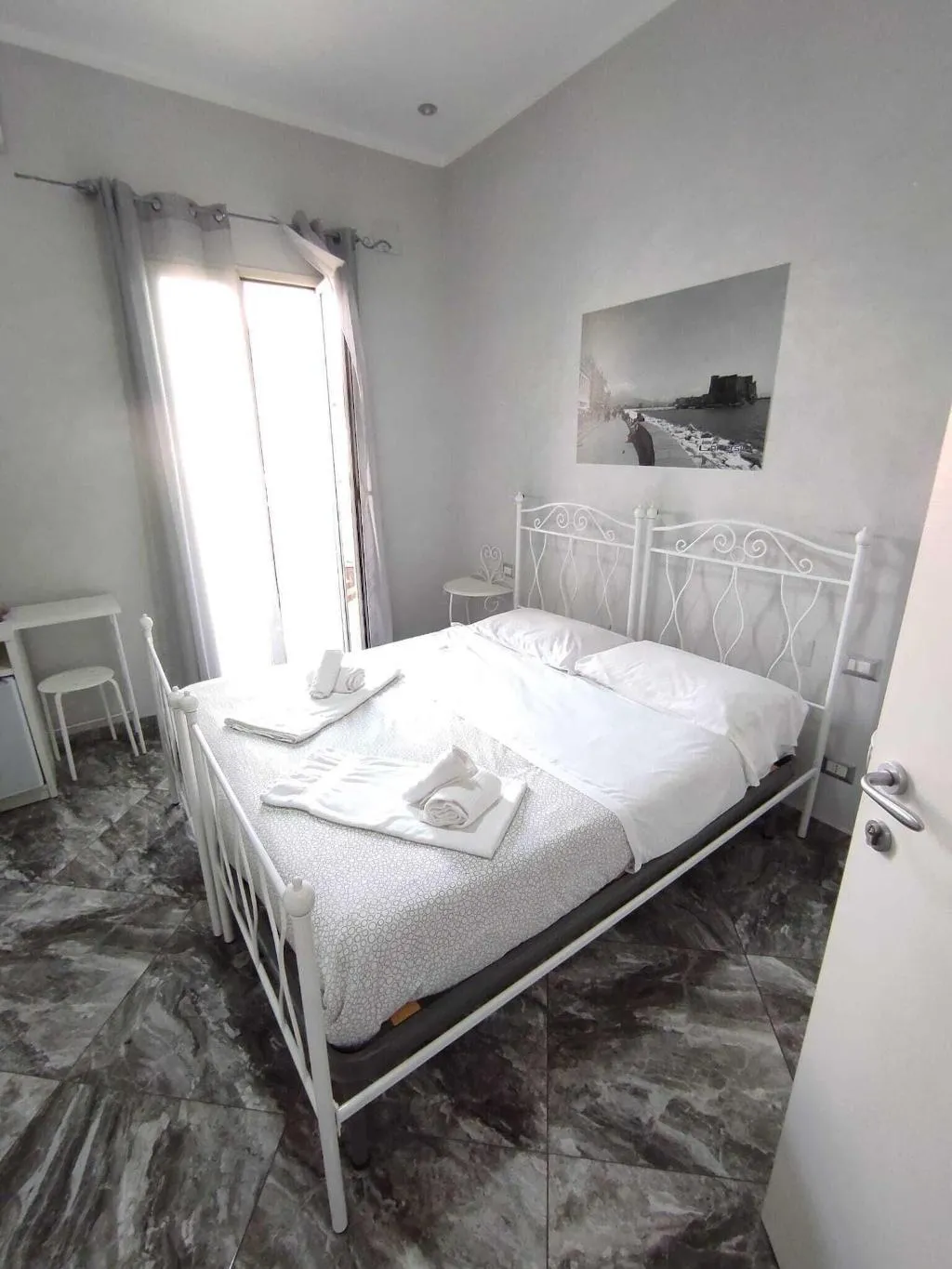 Room, B&B Università, Naples