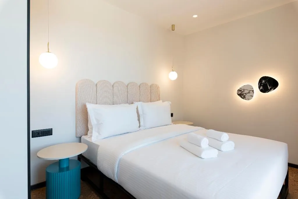 DOUBLE DELUXE QUEEN BED Room, Parea, Athens