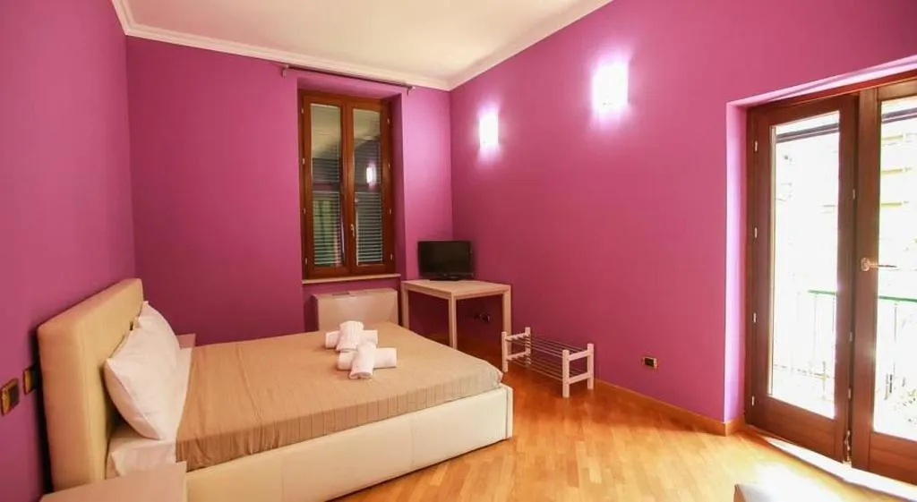 Room, A Casa Nostra, Naples