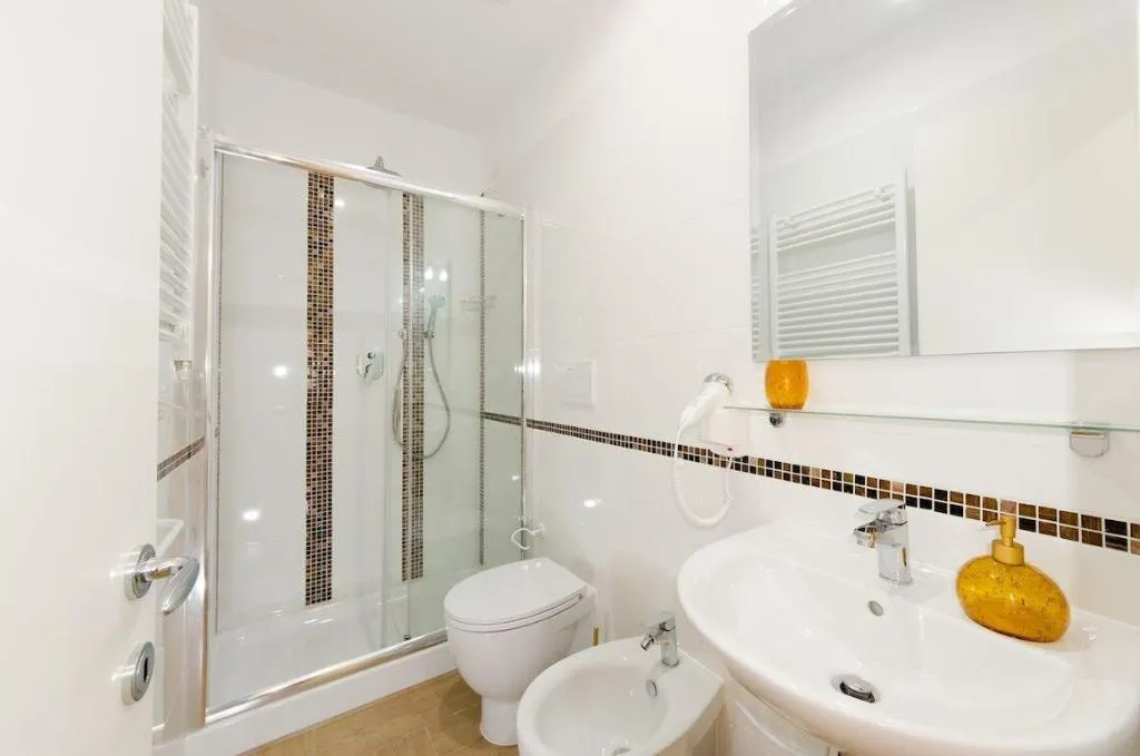 Room, Gemme Di Roma, Naples