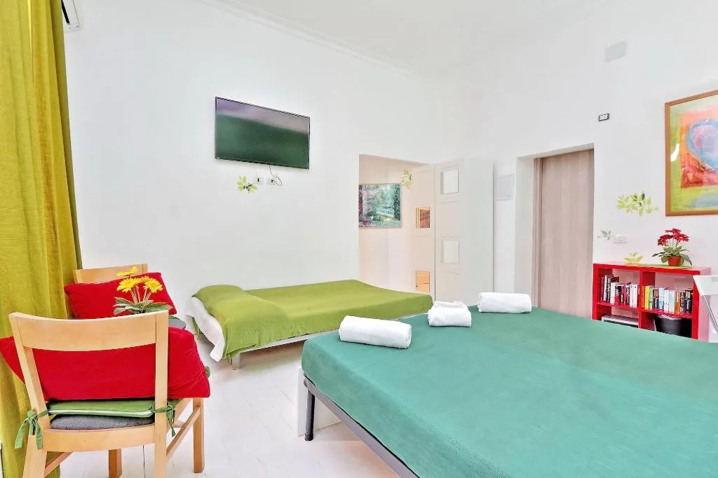 Room, Lucky Domus, Naples