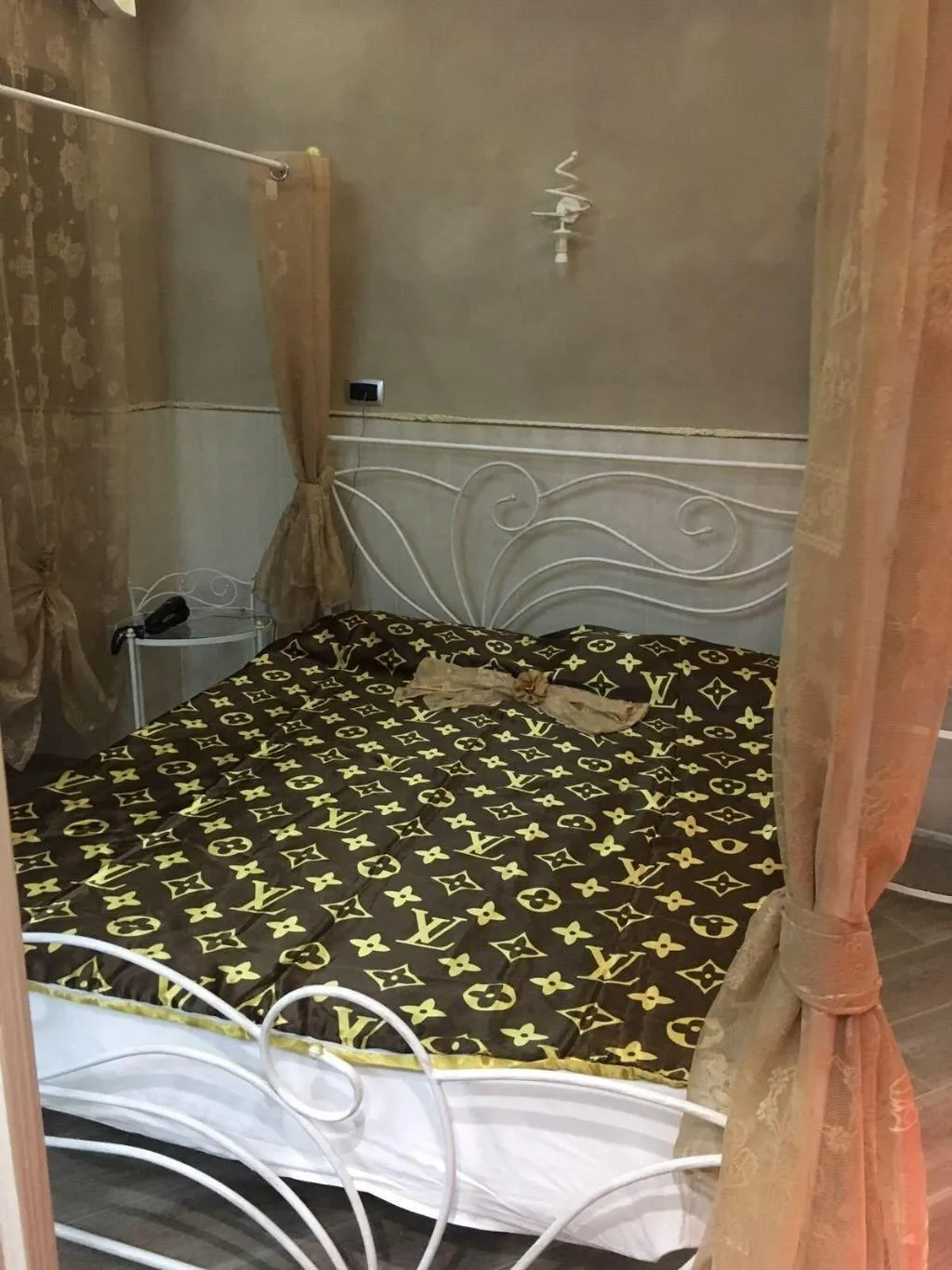 Room, Pensione Enea, Naples