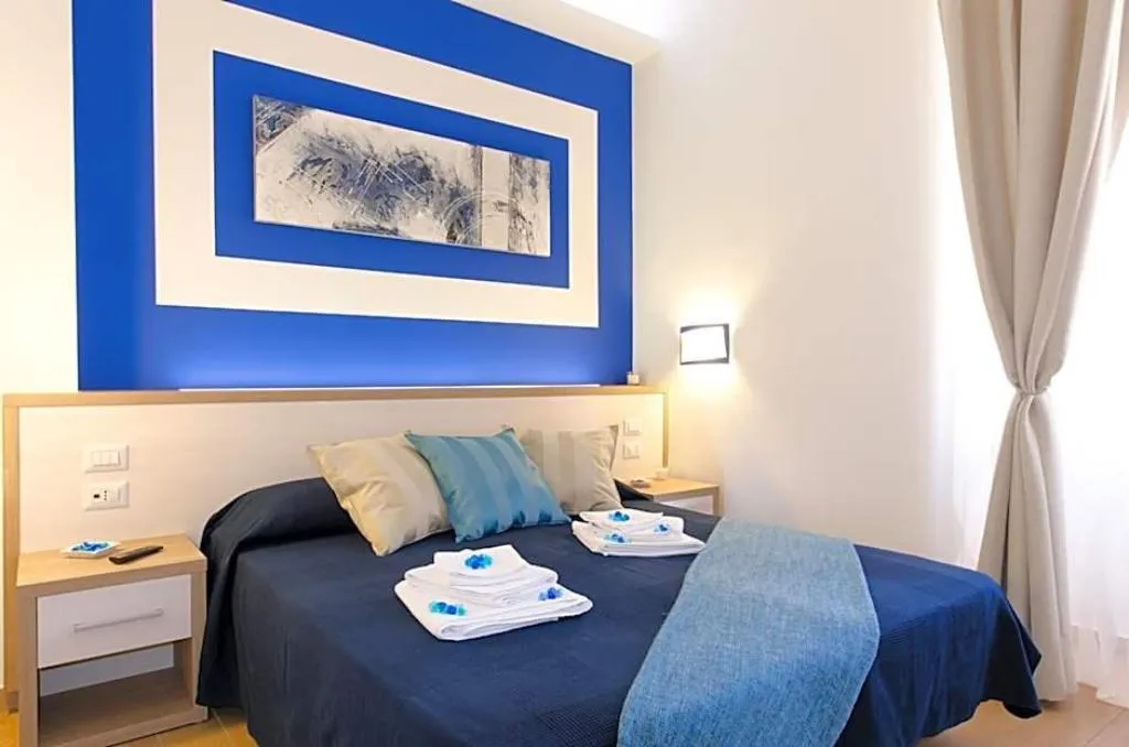 Room, Gemme Di Roma, Naples