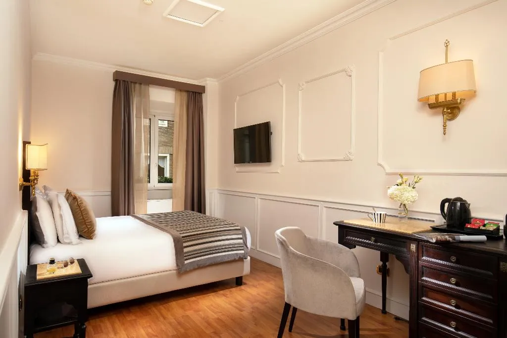 DOUBLE STANDARD Room, del Corso, Rome