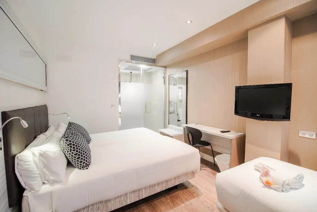 TRIPLE STANDARD Room, Petit Palace Puerta del Sol, Madrid