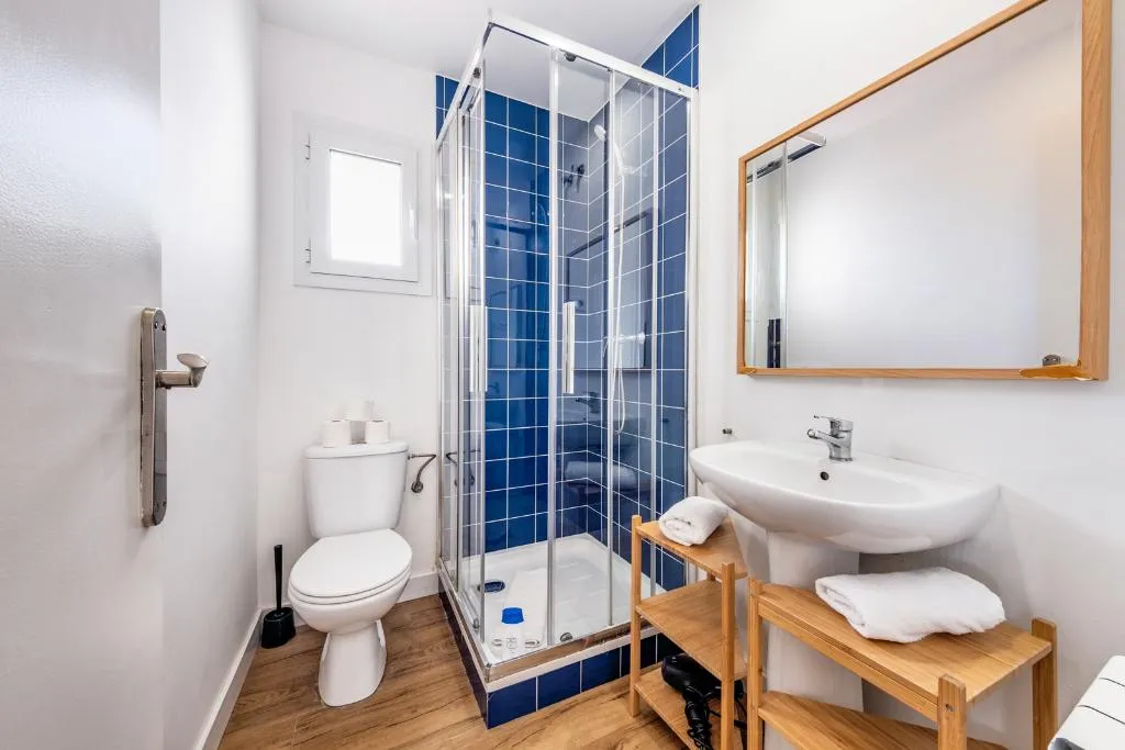 APARTMENT CAPACITY 5 THREE BEDROOM Room, Ainb Barcelona Sants Apartments, Barcelona