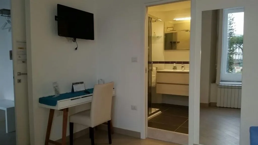 Room, Base Napoli B&B, Naples