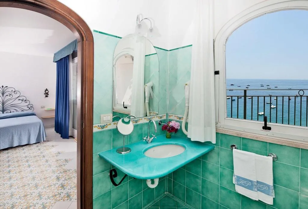 Room, Pupetto, Naples