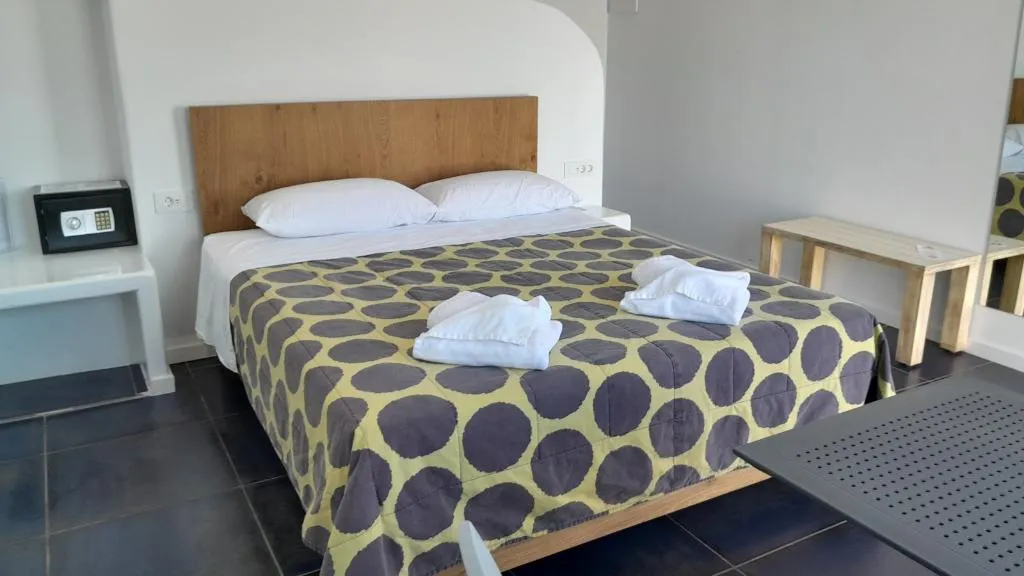 JUNIOR SUITE STANDARD Room, Manos Small World, Santorini