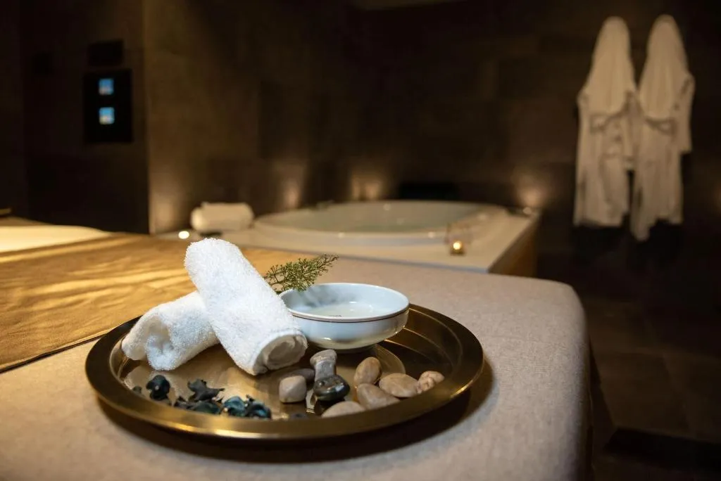 Sports and Entertainment, Gold Tower Lifestyle Hotel, Naples