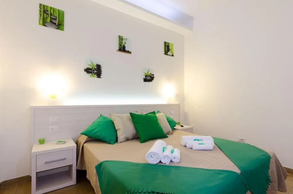 Room, Gemme Di Roma, Naples