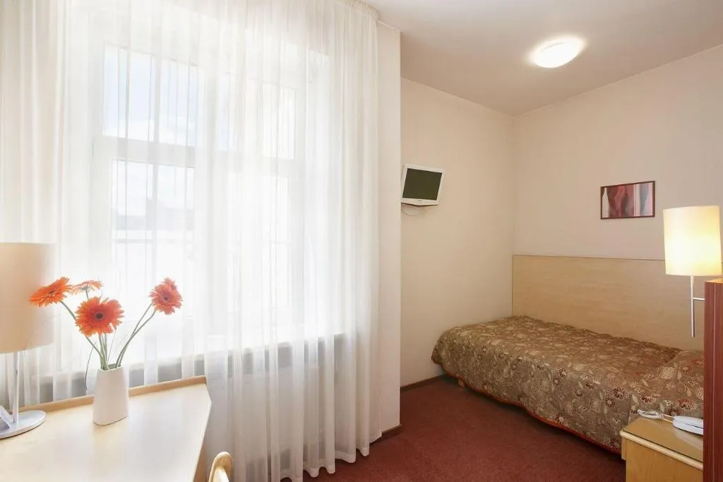 Room, Edvards, Riga